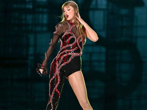 sexiest taylor swift pics|8 of the most daring outfits Taylor Swift has ever worn。